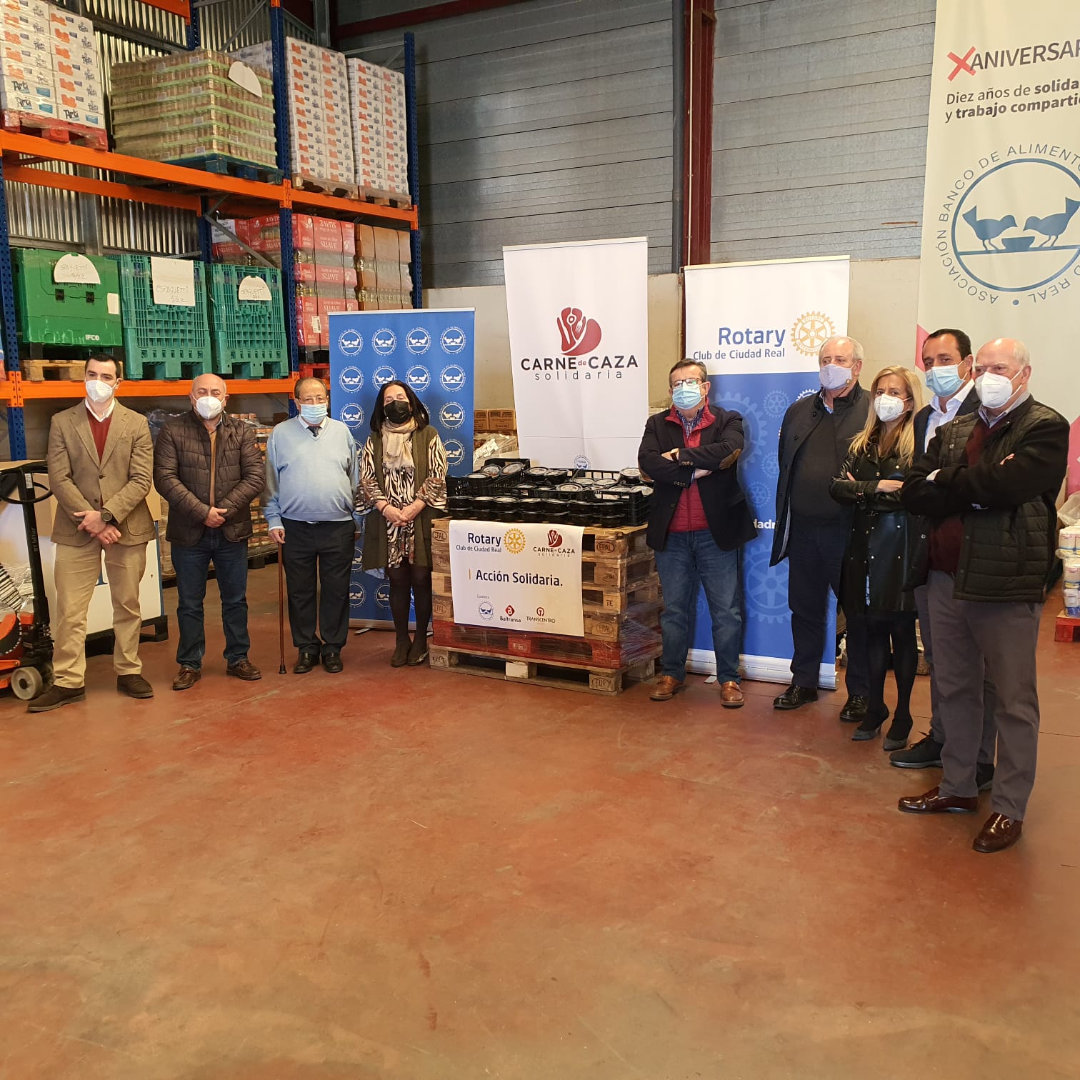 foto de grupo entrega raciones de comida del Club Rotario al Banco de Alimentos
